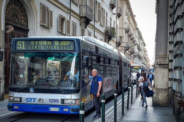 violentata androne palazzo torino