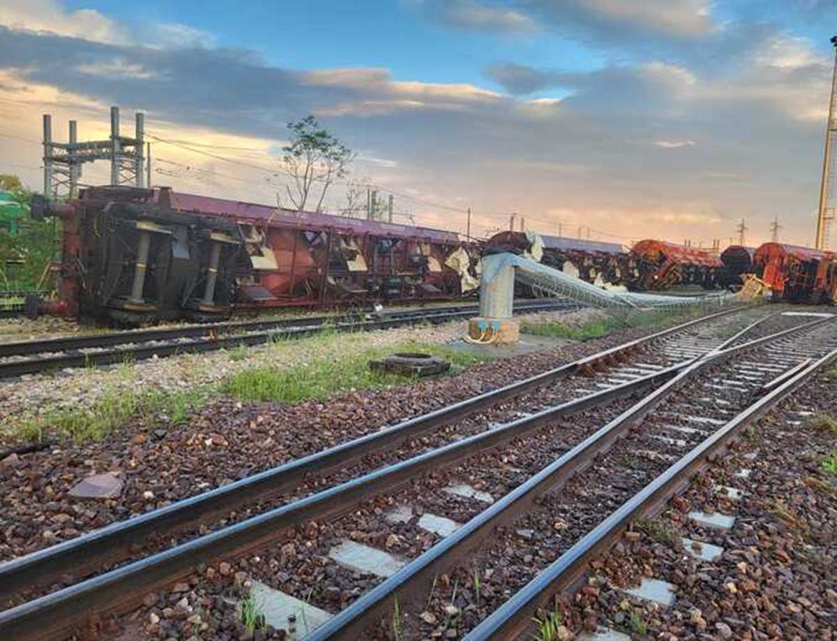 Tromba d'aria rovescia un treno merci fermo a Borgo Mantovano