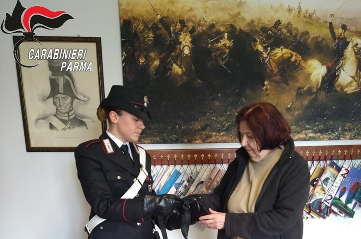 Trova una borsa con 2.600 euro e la porta ai carabinieri