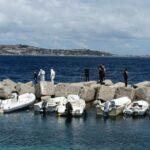 Neonato trovato morto sugli scogli, la nonna non ha voluto rispondere alle domande del gip