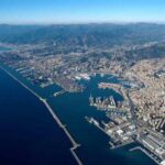 Il porto di Genova visto dall'aereo, a destra la Fiera del mare, om fondo Voltri