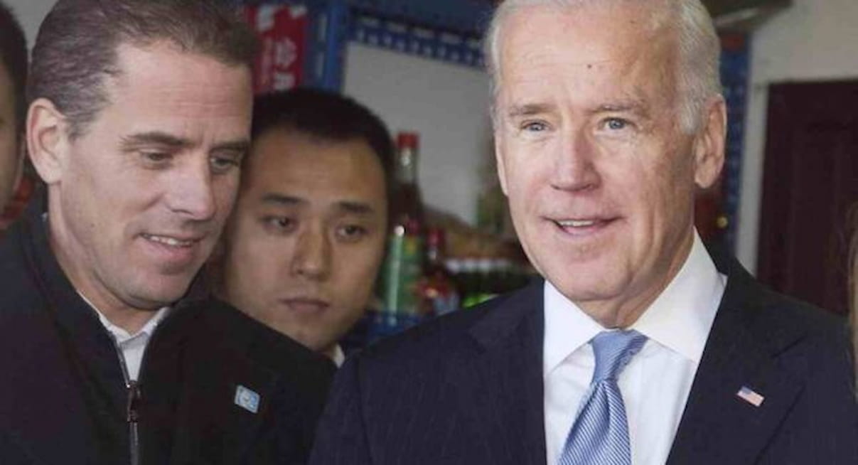 Hunter Biden con il padre Joe, mentre parlano