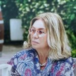 Librera a una riunione di donne in giardino