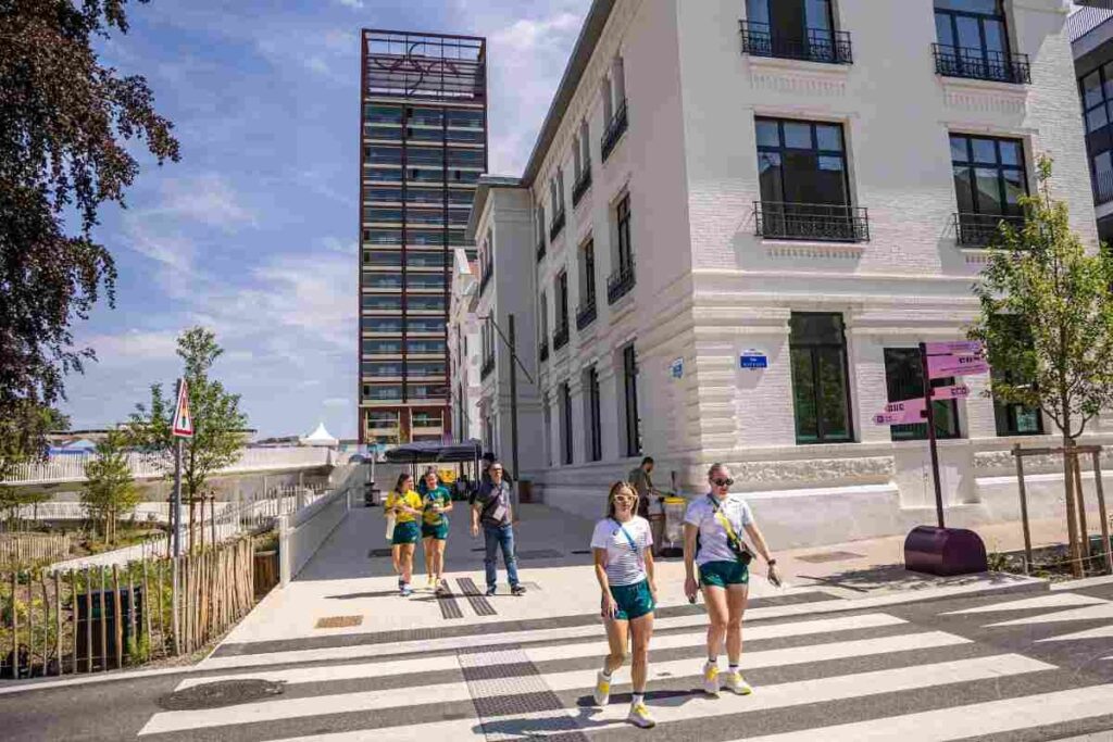 una strada all'interno del villaggio olimpico di parigi