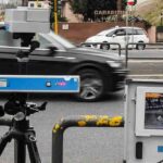 Un autovelox in funzione su una strada italiana, pronto per le multe