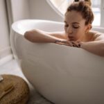 ragazza si fa un bagno di relax