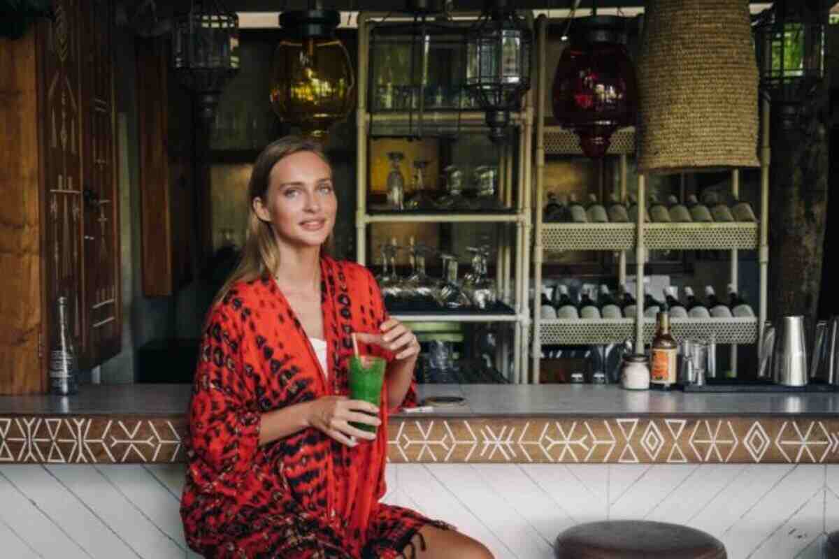 giovane donna beve un succo