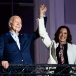 Kamala Harris con Joe Biden che la designa successore con le braccia unite e alzate