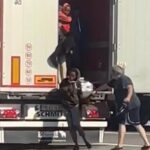 Il camionista che prende a frustate i migranti