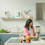 donna prepara un pranzo sano