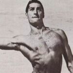 Eraldo Pizzo a 27 anni, il busto fuori dall'acqua, la palla in mano, pronto a fare gol