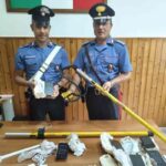 I carabinieri mostrano la fionda gigante