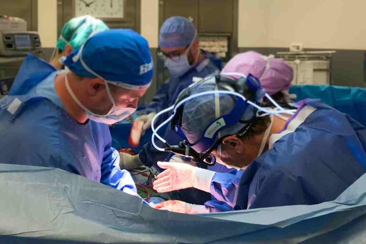 Si fanno rompere le gambe per allungarle, 32 mila $ in Turchia per crescere di 8 centimetri , nella foto Un'operazione