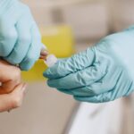 prelievo di una goccia di sangue