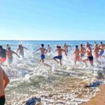 Un gruppo di persone che ha deciso di sfidare la sorte con un bel tuffo in mare, in pieno inverno