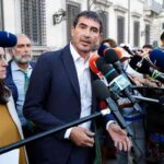 Nicola Fratoianni parla ai giornlisti davanti s