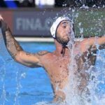 Giocatore della nazionale di pallanuoto mentre sta per tirafe ESORDIO VITTORIOSO ALLE OLIMPIADI
