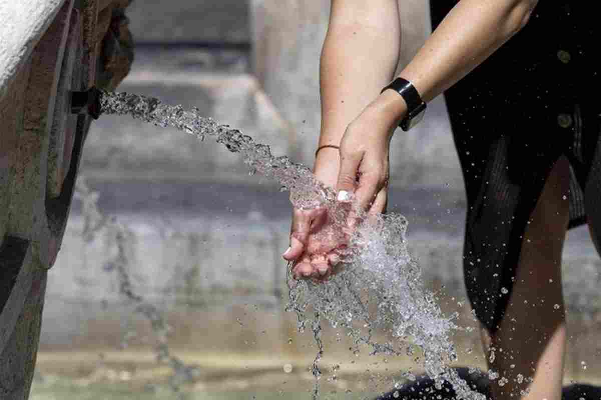 Una turista si difende, come può, dal caldo