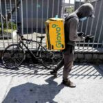 un rider di Glovo durante una consegna