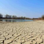 Terra arsa, zolle spaccete nel letto di un fiume, la grande sete