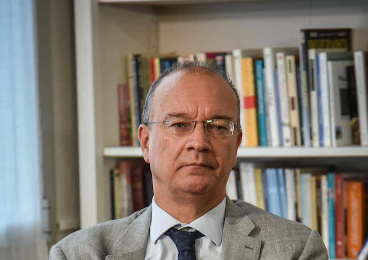 Giuseppe Valditara ministro della scuola nel suo studio