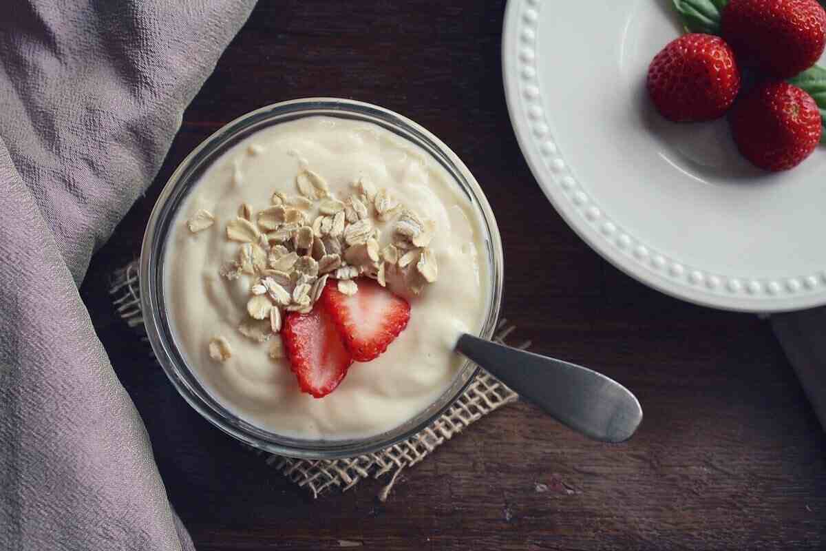 Yogurt con cereali e fragole