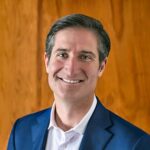 Starbucks nomina Brian Niccol nuovo capo e le azioni schizzano su del 24%: un primo piano del nuovo ceo