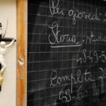 Un crocifisso vicino una lavagna