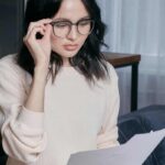 Ragazza che studia un documento