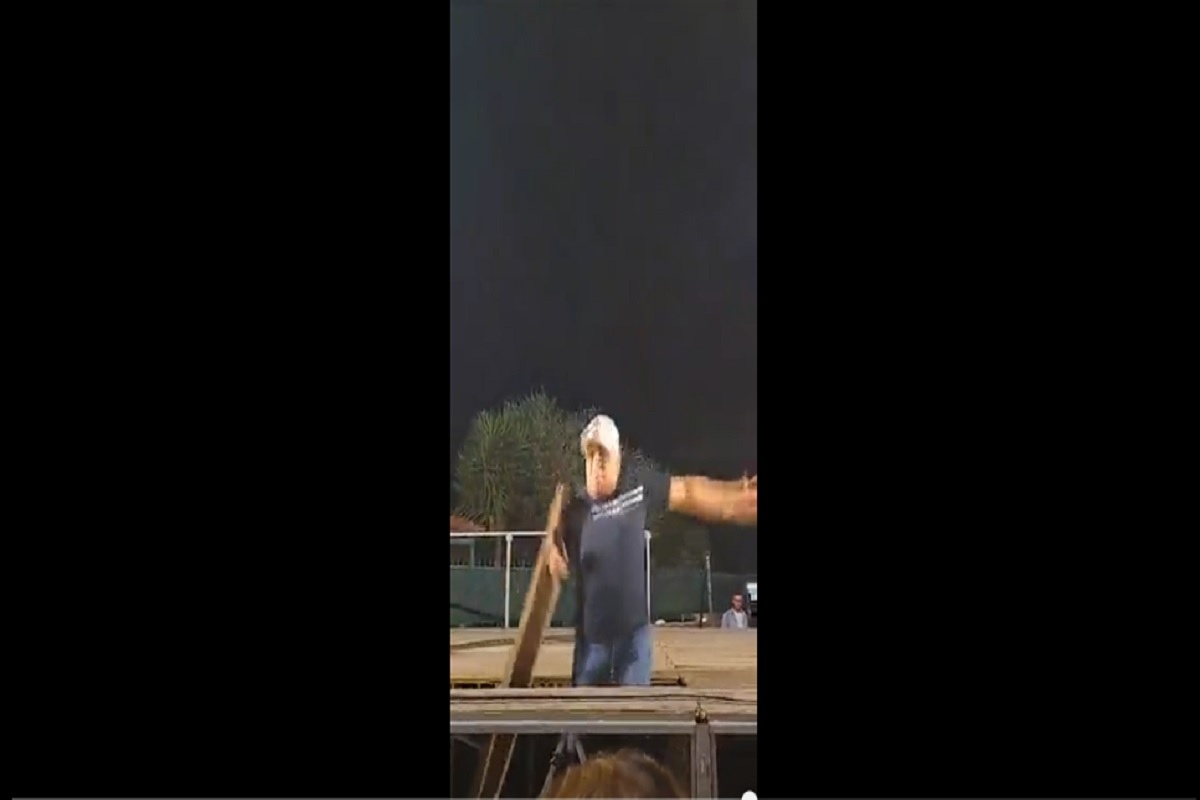 A Gigione crolla il palco sotto ai piedi Gigione sprofonda dentro al palco