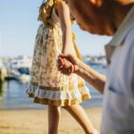 Nonno che tiene per mano una nipotina