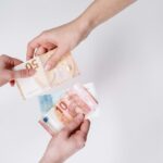 Mani si passano soldi