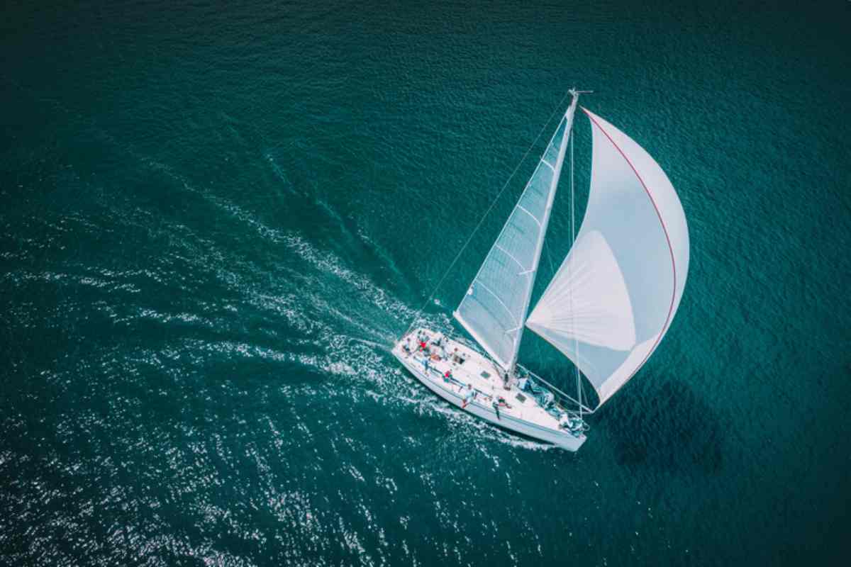 Una barca a vela in mare