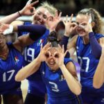 La Nazionale di Volley femminile batte il Belgio 3-1, prima del girone dei Mondiali, Paola Egonu Top Scorer, nella foto Le ragazze del volley festeggiano
