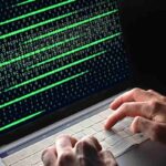 La foto di un hacker al lavoro