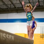 bambina pratica ginnastica artistica