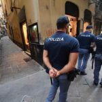 Il buco nero dei vicoli di Genova: che fine farà il centro storico nel disinteresse dei genovesi? Nella foto Polizia nei caruggi di Genova