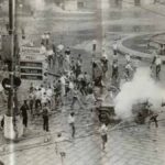 Genova, giugno 1960, scontri attorno alla fontana di Piazza De Ferrari fra camalli e polizia