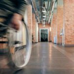 Sedia a rotelle in una corsia