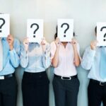 persone con un cartello con segno interrogativo come simbolo di come capire se qualcuno sta mentendo