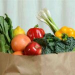 Frutta e verdura di stagione a ottobre in un sacchetto di carta