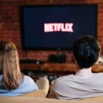 persone davanti allo schermo con netflix