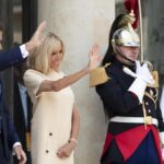 Perché Macron è tanto furioso? In America dicono che Brigitte è un trans, lui fa causa e intervista Emmanuel Macron e la moglie Brigitte salutano vicino a un corazziere