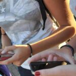 Ragazzi scrivono sul cellulare