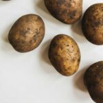 La patata, alimento base nel mondo, nacque 9 milioni di anni fa: uno studio rivela perché fa bene, nella foto Patate su sfondo bianco