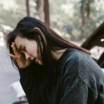 Una ragazza delusa si tocca la fronte