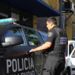 Un poliziotto in Argentina accanto alla sua auto