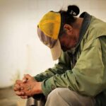 Un povero seduto su un marciapiede