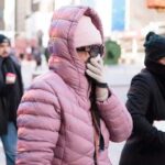 donna col piumino si protegge dal freddo