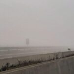 Un paesaggio con nebbia